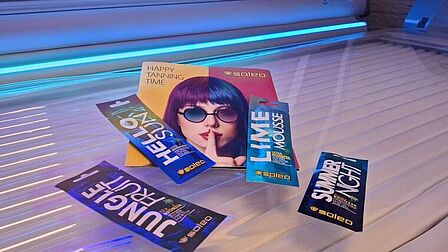 Zonnebank met flyers